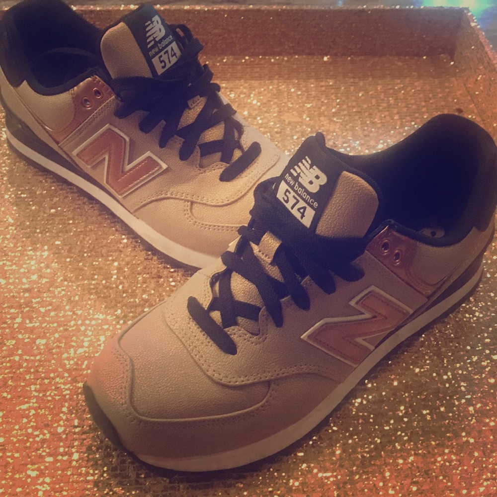 Women’s New Balance tennis shoes EUC SZ 8